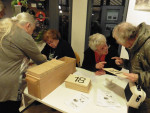 De dames van de inschrijftafel zijn druk in actie 